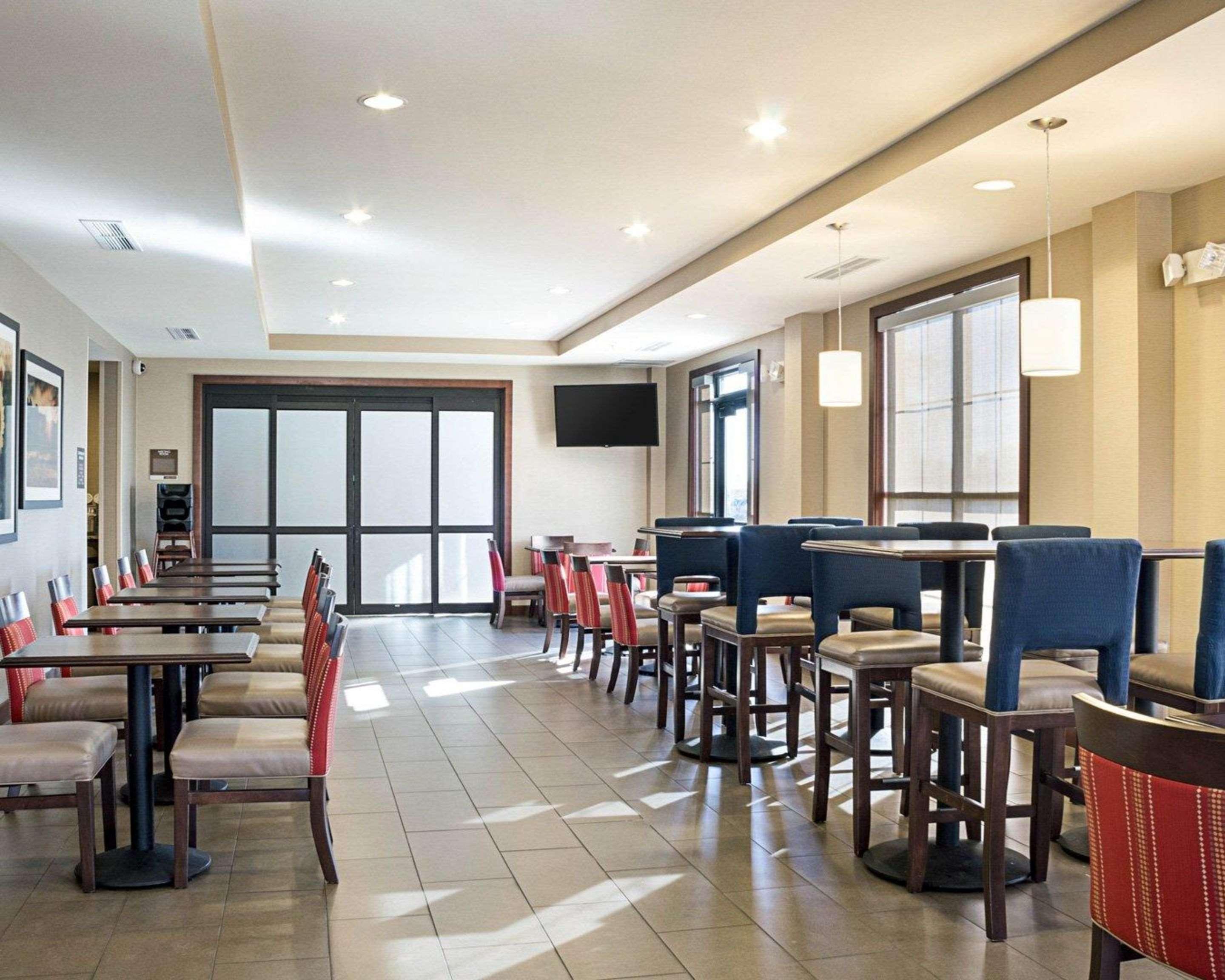 Comfort Suites Fargo Medical Center Экстерьер фото