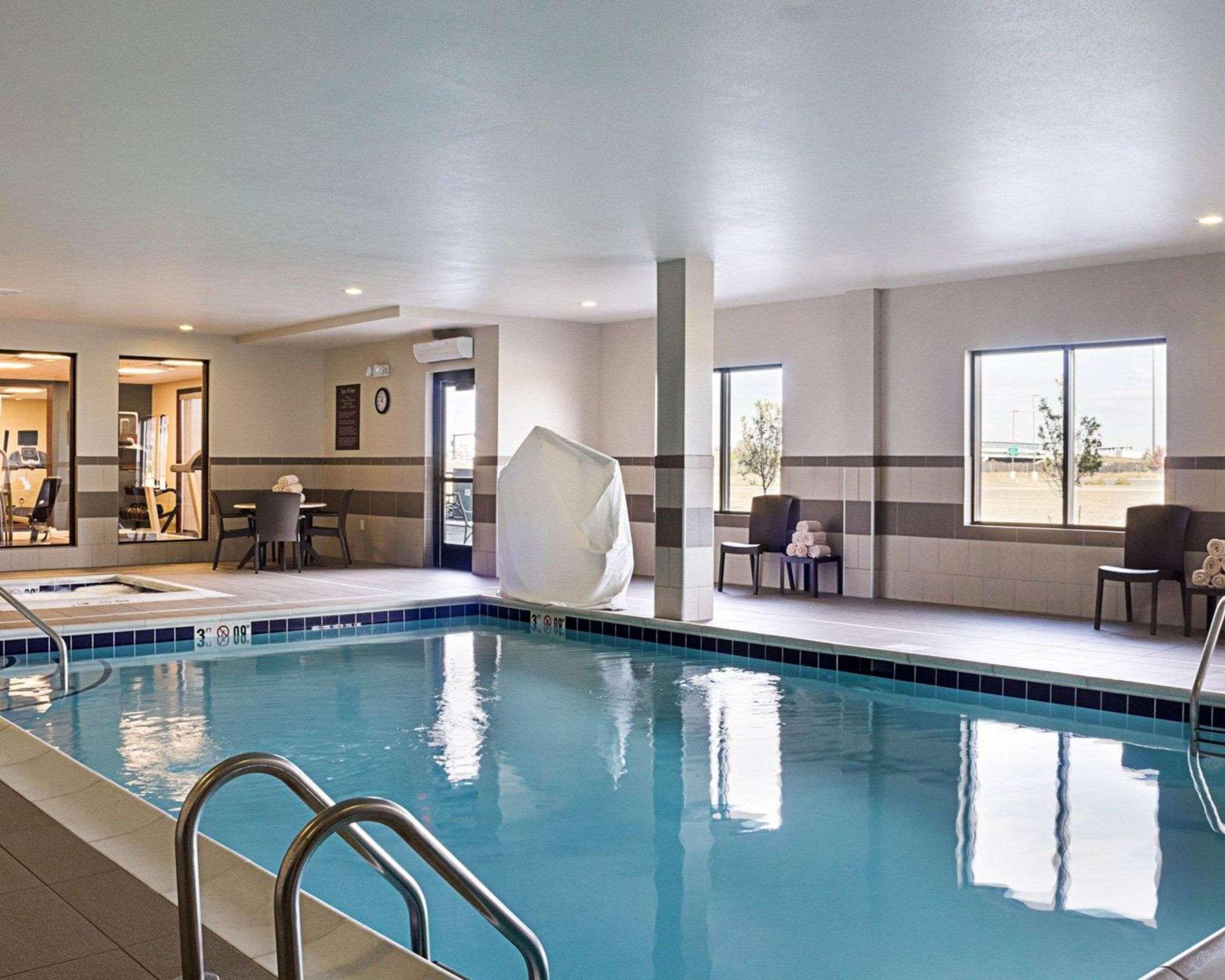 Comfort Suites Fargo Medical Center Экстерьер фото