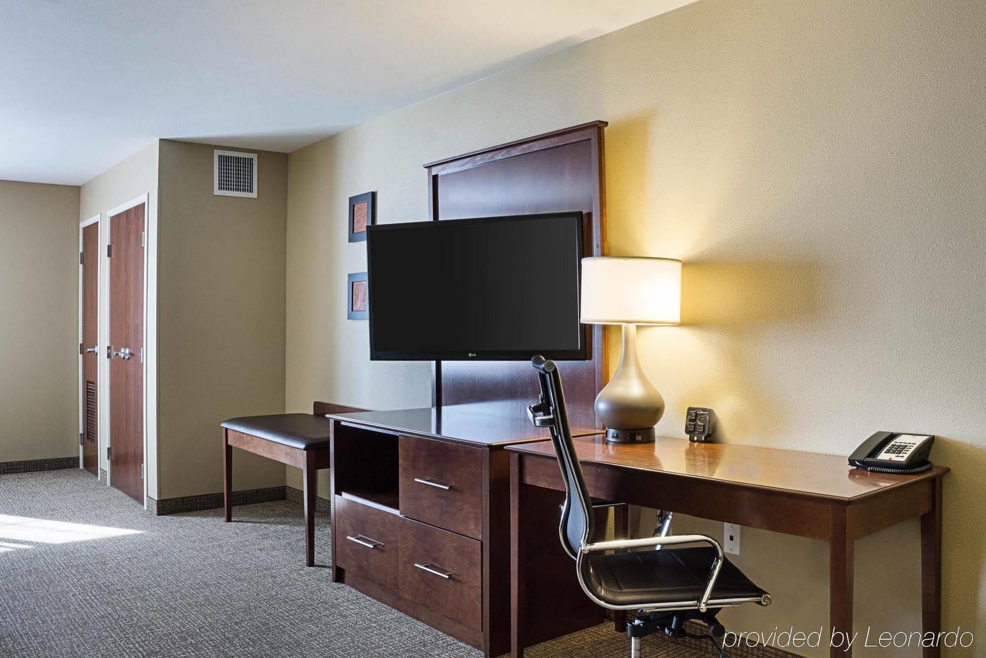 Comfort Suites Fargo Medical Center Экстерьер фото